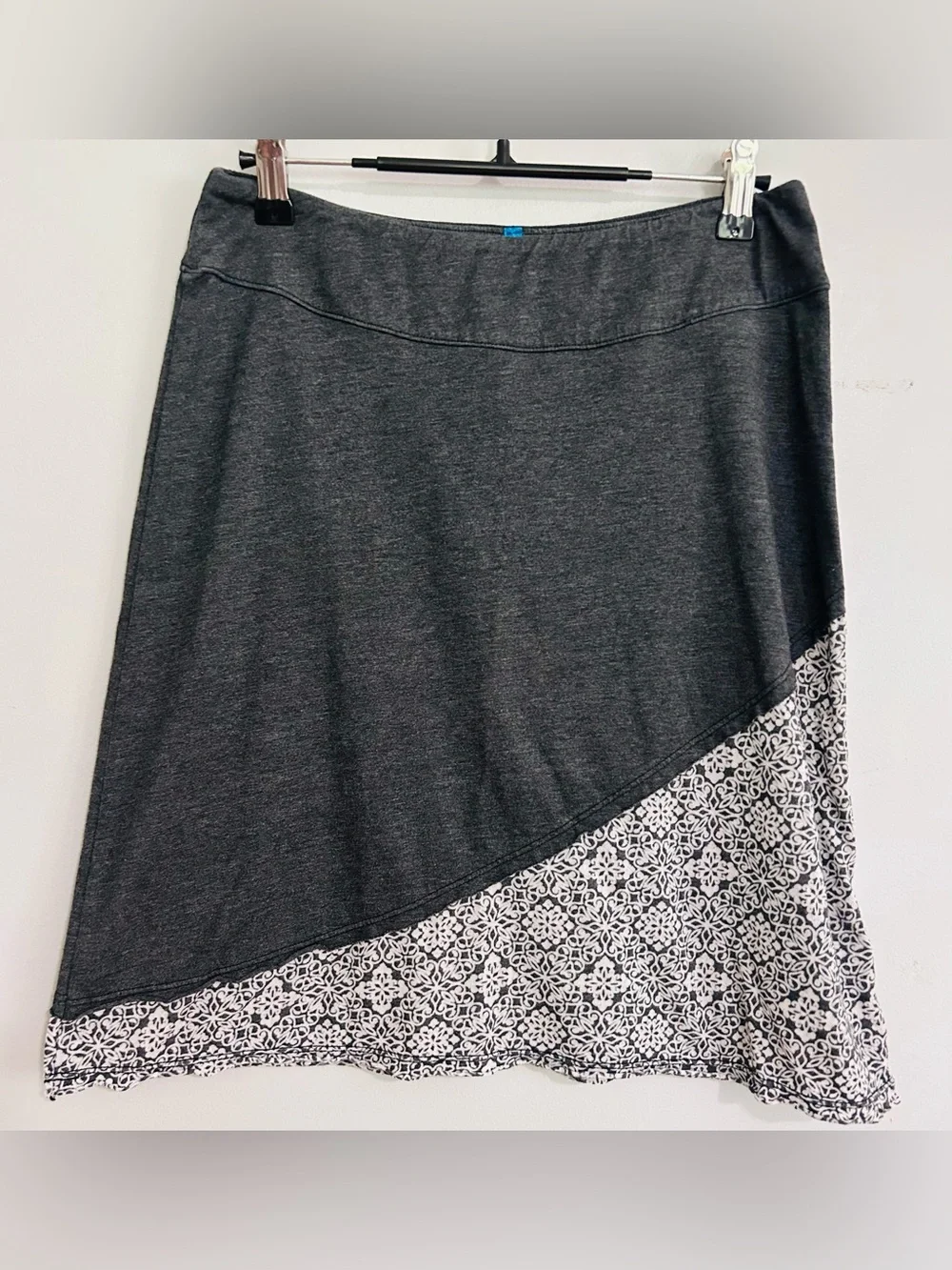 KÜHL Women’s Asymmetrical Skirt Gray Printed Hem XS USA Made Travel Athleisure